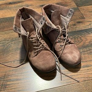Size 8 Arizona brown boots!